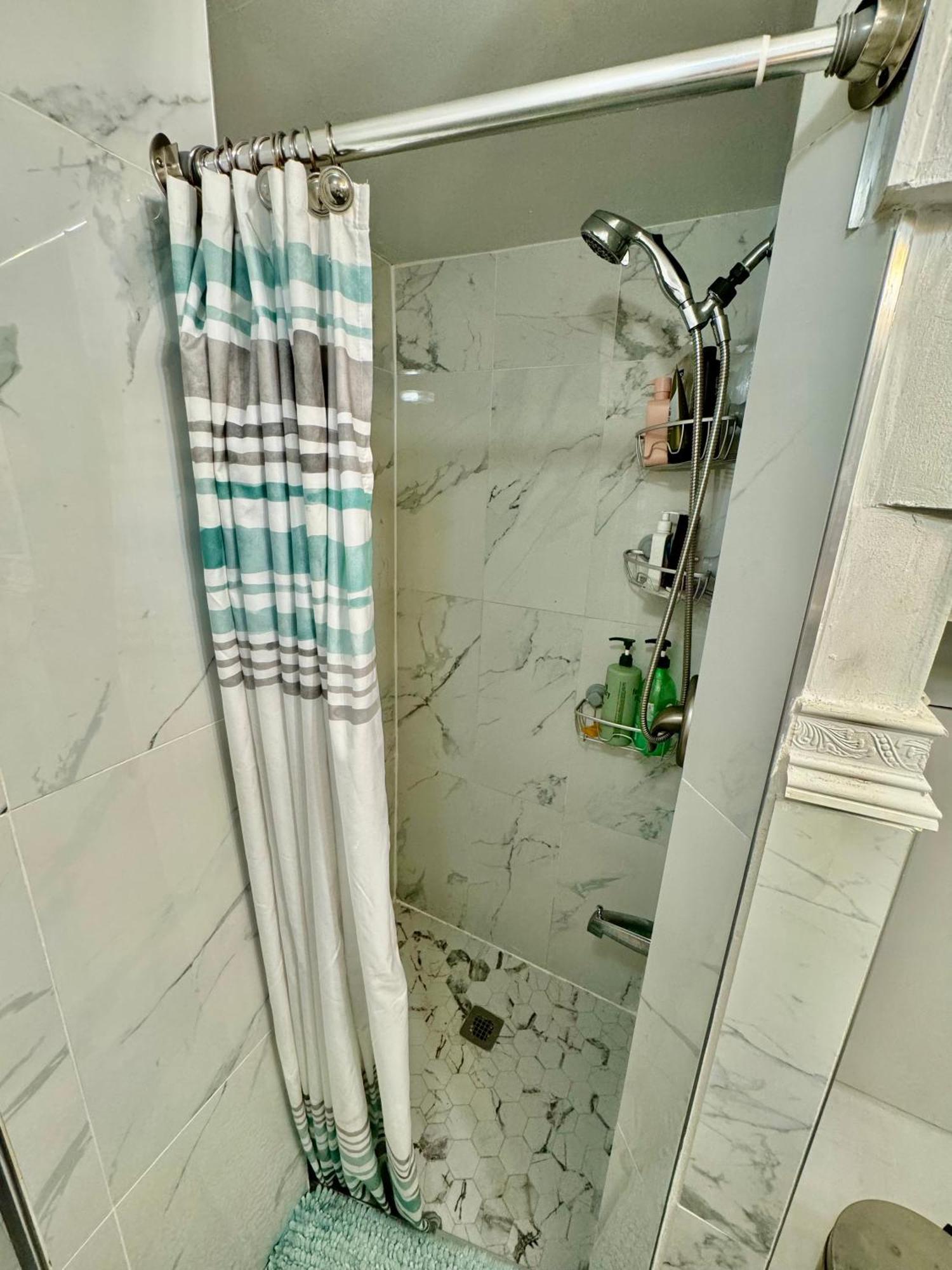 Tiny Private Room On The 1St Floor With Shared Bathroom Near Seatac Airport And Downtown 시애틀 외부 사진