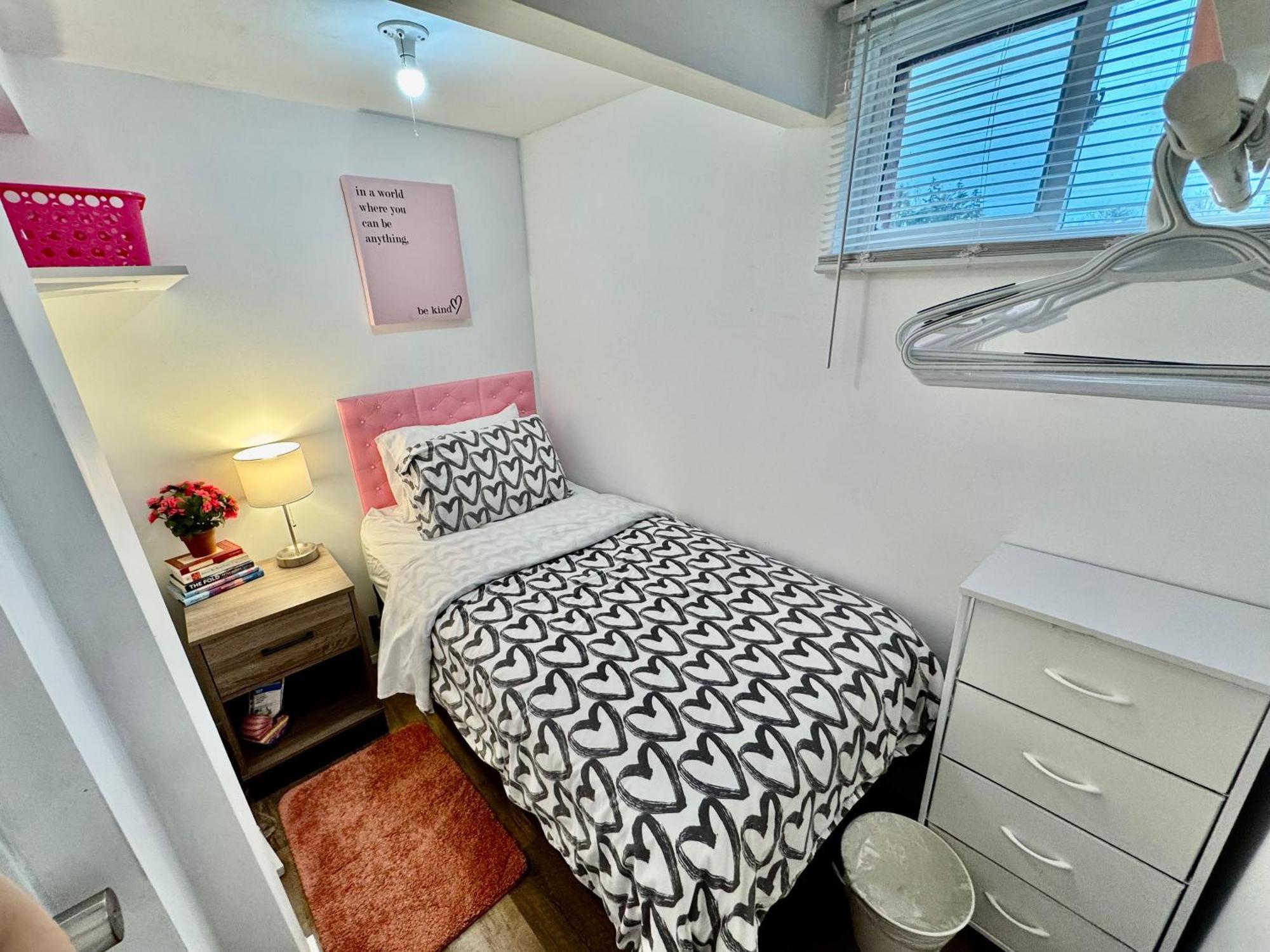 Tiny Private Room On The 1St Floor With Shared Bathroom Near Seatac Airport And Downtown 시애틀 외부 사진